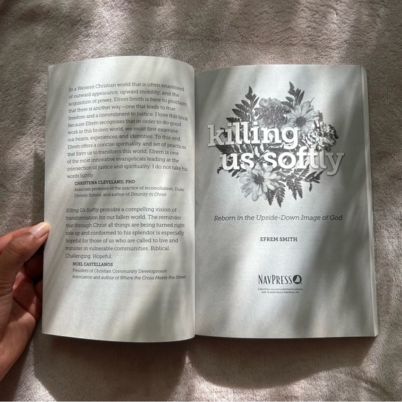 Killing Us Softly : Reborn in the Upside-Down Image of God by Efrem Smith (2017) - Picture 3 of 7